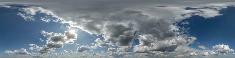 naadloos bewolkt blauw hemelkoepel 360 hdri panorama visie met geweldig wolken met zenit voor gebruik in 3d grafiek of spel net zo lucht koepel of Bewerk dar schot foto