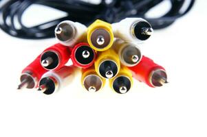 meerdere verschillend gekleurde kabels met verschillend gekleurde pluggen foto