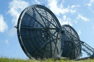 oud en groot niet meer gebruikt radio antennes foto