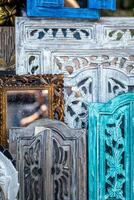 snijwerk oud houten ramen en spiegel kader foto