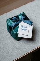 doos met elegant ambacht geschenk reeks Aan houten tafel met bedankt kaart foto