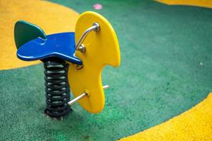 geel en groen speelplaats speelgoed- Aan werf in de park foto