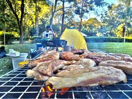 rauw rundvlees kookt heel smakelijk Thailand voedsel. foto