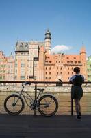 jonge vrouw met fiets aan de rivier in gdansk foto