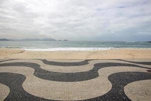 klassieke copacabana-promenade met het strand op de achtergrond foto