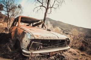 oude roestige en vernietigde auto foto