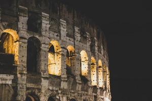 detail van het colosseum in rome, nachtfoto