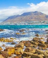 rotsachtig kustlandschap bij valse baai, kaapstad, zuid-afrika foto