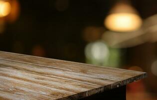 leeg houten tafel in voorkant van abstract wazig achtergrond van koffie winkel . kan worden gebruikt voor Scherm of montage uw producten.mock omhoog voor Scherm van Product foto