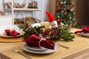 mooi tafel instelling met Kerstmis decor in leven kamer. foto