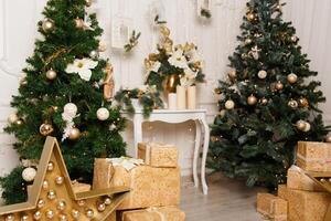 foto van luxe geschenk dozen onder Kerstmis boom