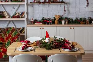 mooi tafel instelling met Kerstmis decor in leven kamer. foto