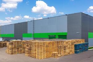 houten pallets hoop in de lading magazijn foto