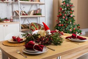 mooi tafel instelling met Kerstmis decor in leven kamer. foto