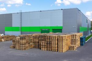 houten pallets hoop in de lading magazijn foto