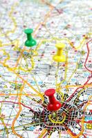 een rood Duwen pin is Aan een kaart van een stad foto