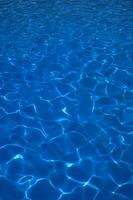 blauw water in een zwemmen zwembad foto
