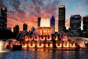 zonsondergang met een vurig lucht bovenstaand de chicago stad fontein. foto