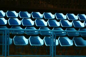 een rij van blauw stoelen foto