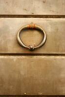 een metaal ring Aan een houten deur foto