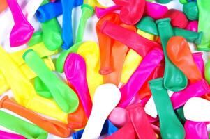 een stapel van kleurrijk plastic ballonnen foto