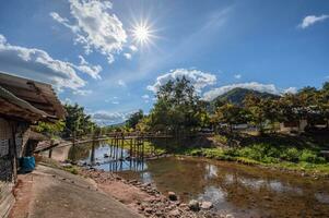 landschap visie van bergen en rivier- van Boklua dorp Bij nan thailand.boklaa is oude zout goed in Thailand .Thailand bestemming reizen foto