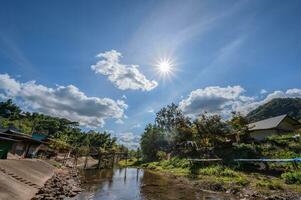 landschap visie van bergen en rivier- van Boklua dorp Bij nan thailand.boklaa is oude zout goed in Thailand .Thailand bestemming reizen foto