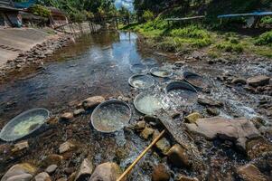 roestvrij staal bekken in rivier- van Boklua dorp Bij nan thailand.boklaa is oude zout goed in Thailand .Thailand bestemming reizen foto