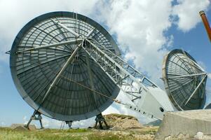 oud en groot niet meer gebruikt radio antennes foto