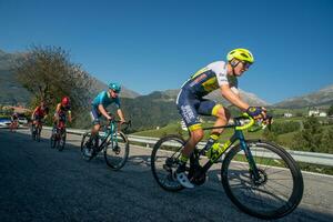 Bergamo Italië 2023 giro di Lombardia fietsers beklimming de beklimmen van de zambla heuvel foto