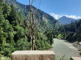 mooi dag tijd visie van Keran vallei, neelam vallei, kasjmir. groen valleien, hoog bergen en bomen zijn zichtbaar. foto