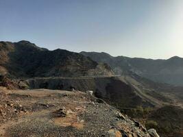 een mooi dag visie van wadi qanuna dam in al Bah, saudi Arabië. de water van de dam en de omgeving heuvels zijn presenteren een mooi tafereel in de zonlicht. foto