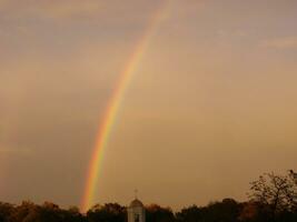 blauw lucht en wit wolk met zon licht en regenboog foto