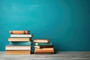 stapel van boeken Aan houten tafel en blauw muur achtergrond. terug naar school- concept, boeken Aan houten tafel met taling achtergrond voor terug naar school, ai gegenereerd foto