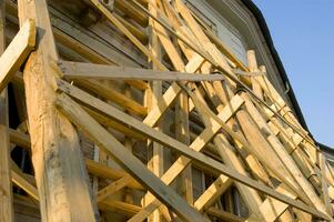 een houten structuur is wezen gebouwd foto