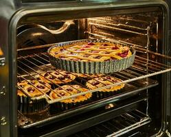 kant en klaar kers taart in groot en klein het formulier na bakken in een elektrisch oven foto