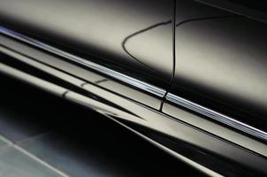 zwarte autodeurdetails met mooie reflecties. abstracte achtergrond foto