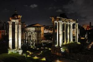 het forum romanum in rome, italië bij nacht foto