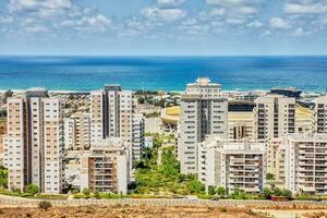 visie van de neet peres wijk van haifa, de stadion en de zee kust foto