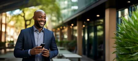 portret van zelfverzekerd Afrikaanse zakenman staand buitenshuis, gebruik makend van mobiel telefoon, ai generatief foto