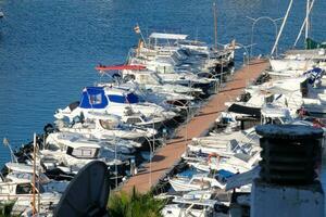 jachthaven en visvangst haven in de stad- van blanes Aan de Catalaans kust. foto