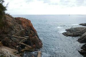 costa moedig en kust- pad langs de robuust kustlijn van noordelijk Catalonië, Spanje foto