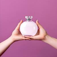 vrouw hand- houdt parfum fles Aan een roze achtergrond. schoonheid concept. generatief ai foto