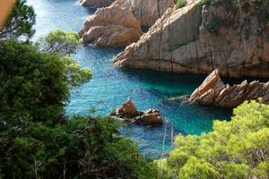 rotsen en zee in de Catalaans costa bravoure, middellandse Zee zee, blauw zee foto