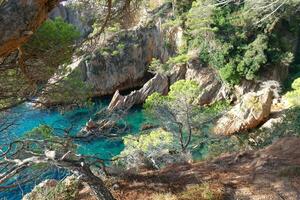 rotsen en zee in de Catalaans costa bravoure, middellandse Zee zee, blauw zee foto