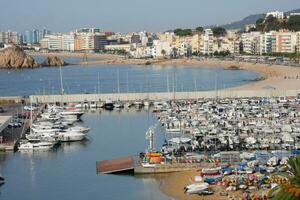 jachthaven en visvangst haven in de stad- van blanes Aan de Catalaans kust. foto