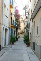 versmallen straten in de oud kwartaal van de middellandse Zee stad- van blanes in de provincie van Barcelona, Catalonië, Spanje. foto