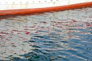 kleurrijk reflecties in de water van een visvangst haven foto