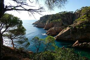 rotsen en zee in de Catalaans costa bravoure, middellandse Zee zee, blauw zee foto