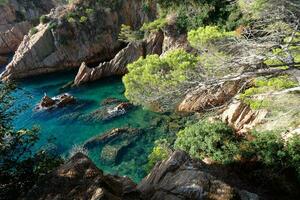 costa moedig en kust- pad langs de robuust kustlijn van noordelijk Catalonië, Spanje foto